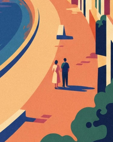 Un couple sur la promenade orangée, entre la baie et les façades ensoleillées