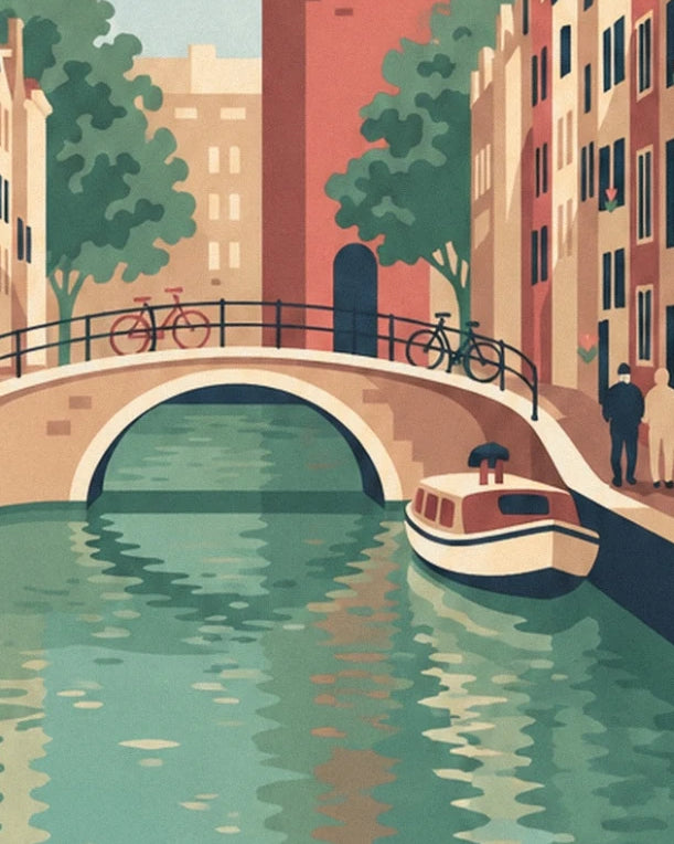 Le pont arqué et ses 2 vélos au-dessus du canal, près du bateau amarré