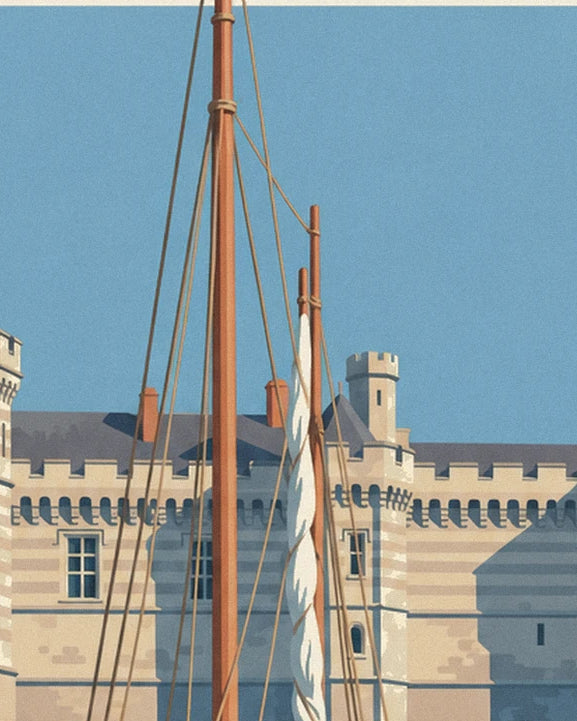 Les mâts en bois et les cordages du voilier devant les créneaux du château