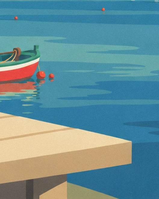 Une barque rouge et verte amarrée sur l'eau turquoise, près d'un ponton en bois clair