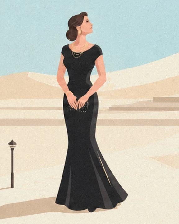 Une femme en longue robe noire, colliers dorés et pochette, devant des marches claires
