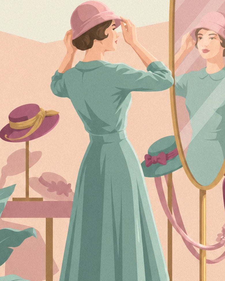 Une femme en robe verte ajustant son chapeau rose devant le miroir de la modiste
