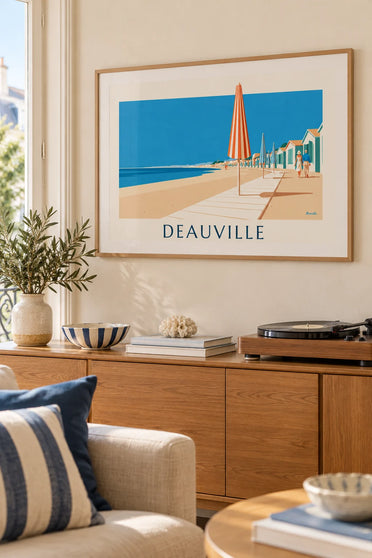 Plakat kolorowe parasole i drewniany pomost na plaży w Deauville: w ramie na ścianie