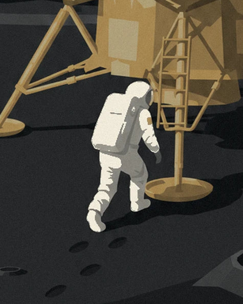 L'astronaute en combinaison blanche s'éloigne du module, ses pas marqués dans la poussière grise