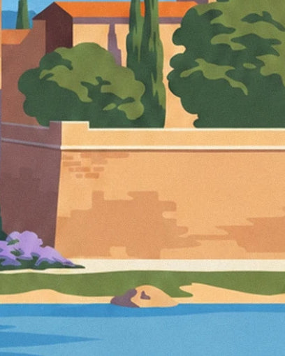 Un mur ocre bordé d’arbres verts, au-dessus de la berge et de l’eau bleue