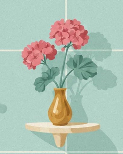 Les fleurs roses au feuillage vert dans un vase doré sur une tablette crème