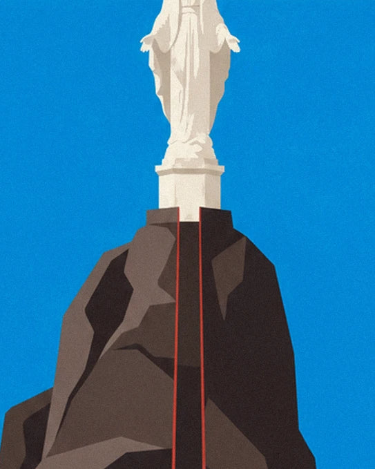 La statue blanche de la Vierge au sommet du rocher brun, sur fond de ciel bleu