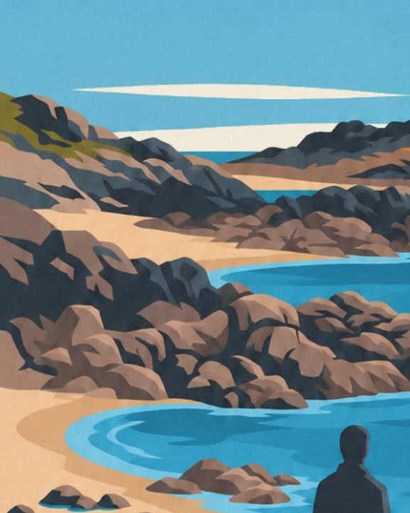 Une crique de sable doré bordée de rochers bruns, avec l'eau bleue qui s'avance dans les terres