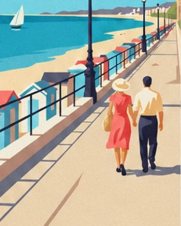 Un couple en promenade, robe rouge et chapeau clair, le long de la plage de Cabourg