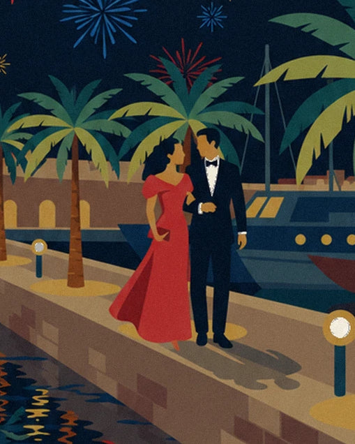 Le couple en robe rouge et smoking noir qui se promène sur le quai, entre palmiers et yachts