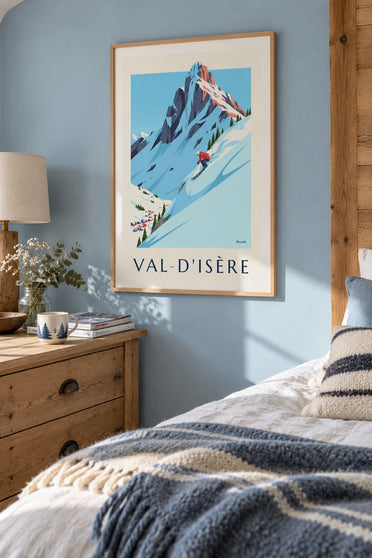 Plakat z narciarzem w puchu w Val-d'Isère: w ramie na ścianie