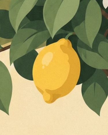 Un citron jaune lumineux suspendu parmi les feuilles vertes sur fond crème