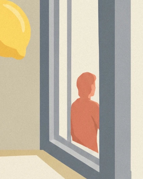 Un homme en orange vu de dos dans l'encadrement gris de la fenêtre