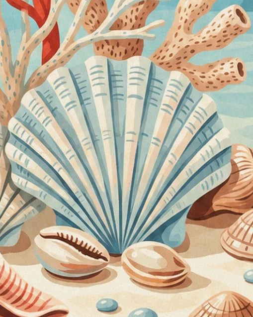 Une coquille en éventail bleu pâle et 2 petits coquillages sur le sable