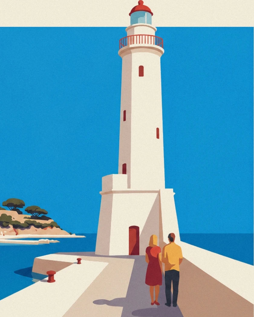 Le phare blanc coiffé de rouge et un couple sur la jetée, face à la mer bleue