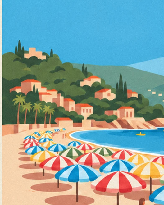 Rangées de parasols sur la plage, village aux toits orange et collines boisées