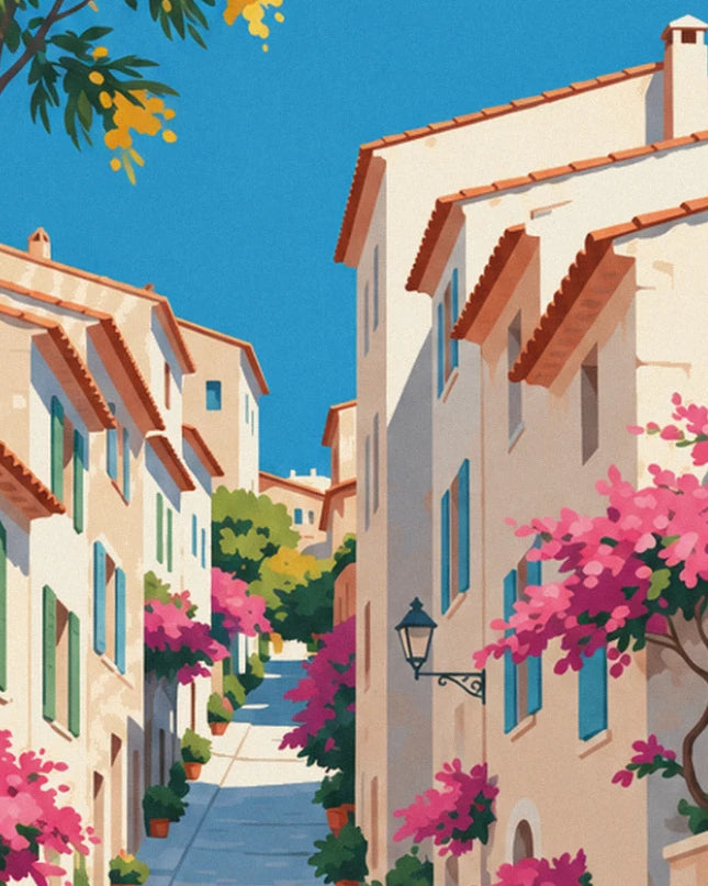 La ruelle aux façades beiges et volets verts, bougainvilliers roses et lanterne en fer forgé