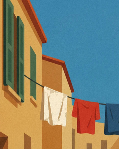 Le linge blanc, rouge et bleu sur son fil entre 2 façades ocre aux volets verts