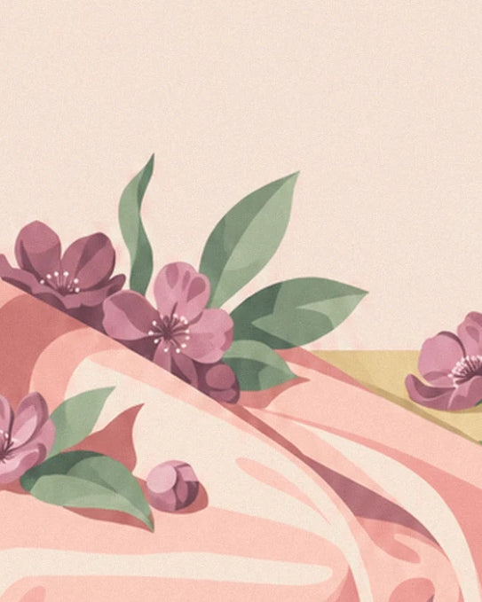 Des fleurs prune, des feuilles vertes et un bouton, posés dans les plis de la soie