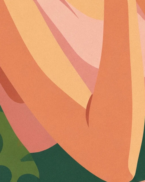 Un bras aux teintes orangées devant un drapé rose et jaune et des feuillages verts