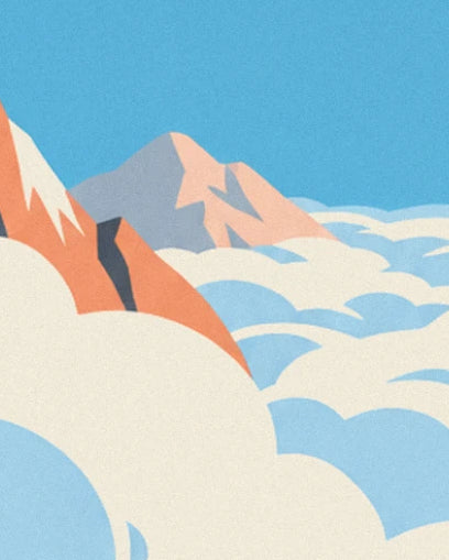 Des sommets orangés et gris au-dessus d'une mer de nuages blancs, sous le ciel bleu