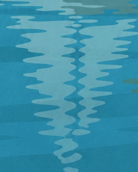 Les reflets clairs des voiles en longues ondulations sur l’eau turquoise