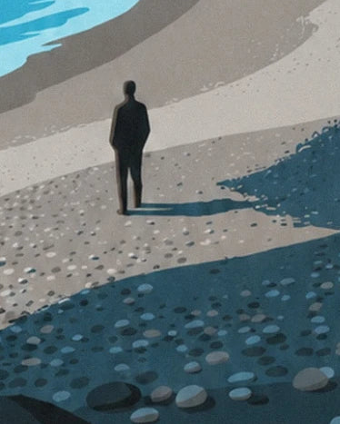 Une silhouette sombre sur la plage de galets, avec son ombre allongée vers la droite