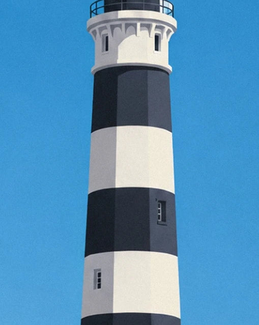 La tour du phare du Créac'h, rayée de noir et de blanc sur le ciel bleu