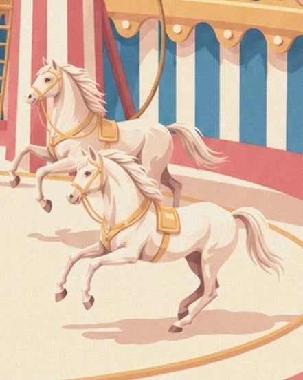 Les 2 chevaux blancs cabrés, parés de harnais dorés sur la piste du cirque