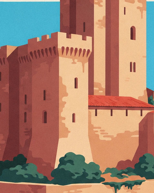 La tour crénelée de la forteresse en pierre ocre, sous un ciel bleu