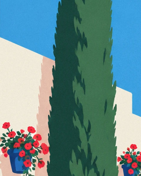 Un grand cyprès sombre devant le mur blanc, et un pot bleu de géraniums rouges sous le ciel bleu