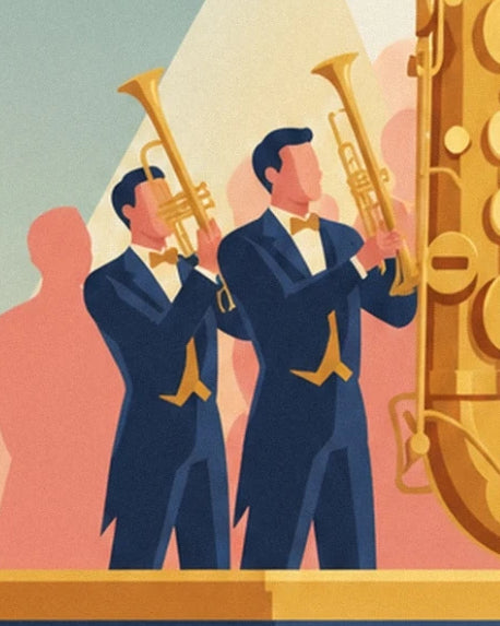 Les 2 trompettistes en habit bleu nuit sur scène, près du grand saxophone doré