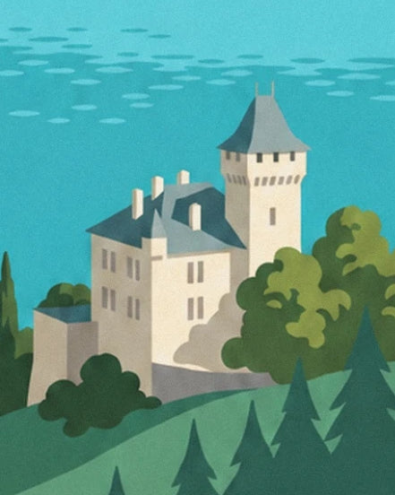 Le château aux façades crème et aux toits ardoise, entre arbres et lac turquoise
