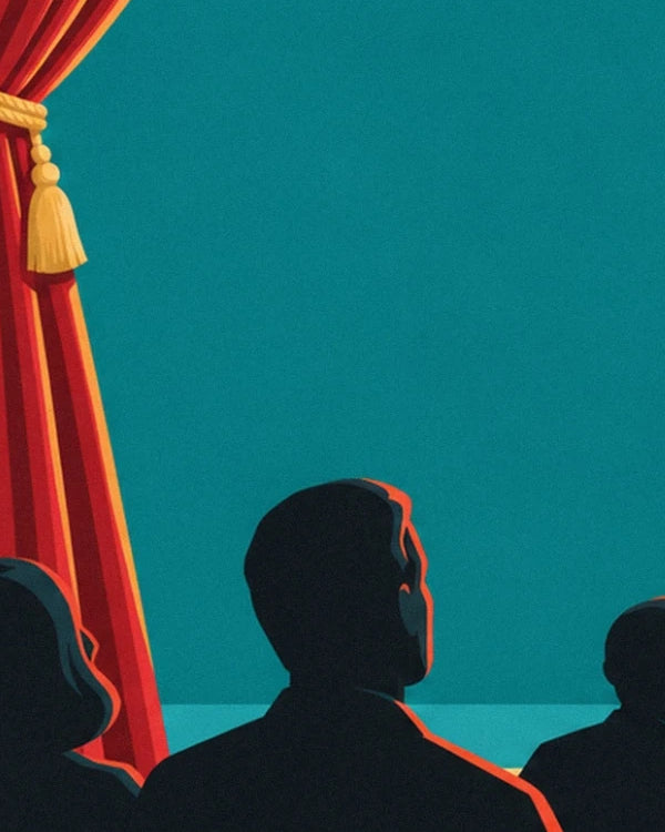 Les silhouettes sombres des spectateurs face à la scène, près du rideau rouge