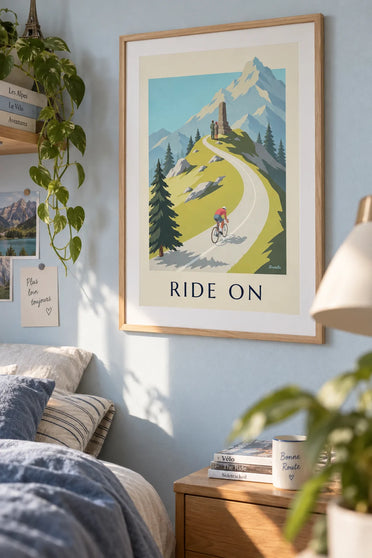 Affiche cycliste dans l'ascension d'un col de montagne : encadrée au mur