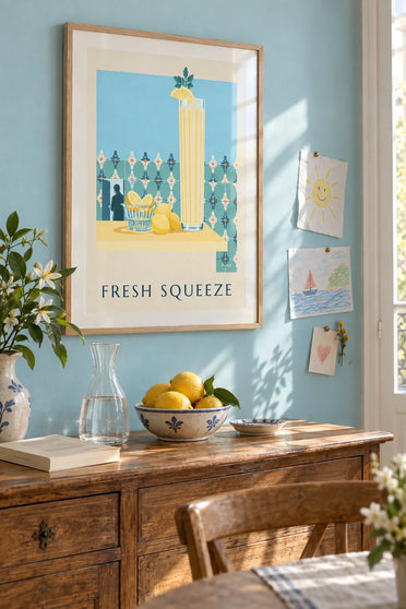 Affiche presse-agrumes en verre et citrons pressés : encadrée au mur
