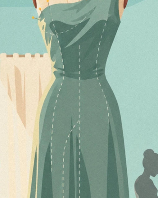 La robe verte ajustée sur un mannequin, avec ses lignes de couture et ses épingles