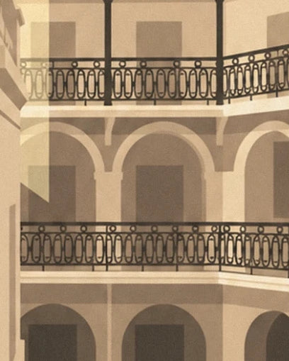 Les arcades et les balustrades en fer forgé des galeries, dans les tons sable