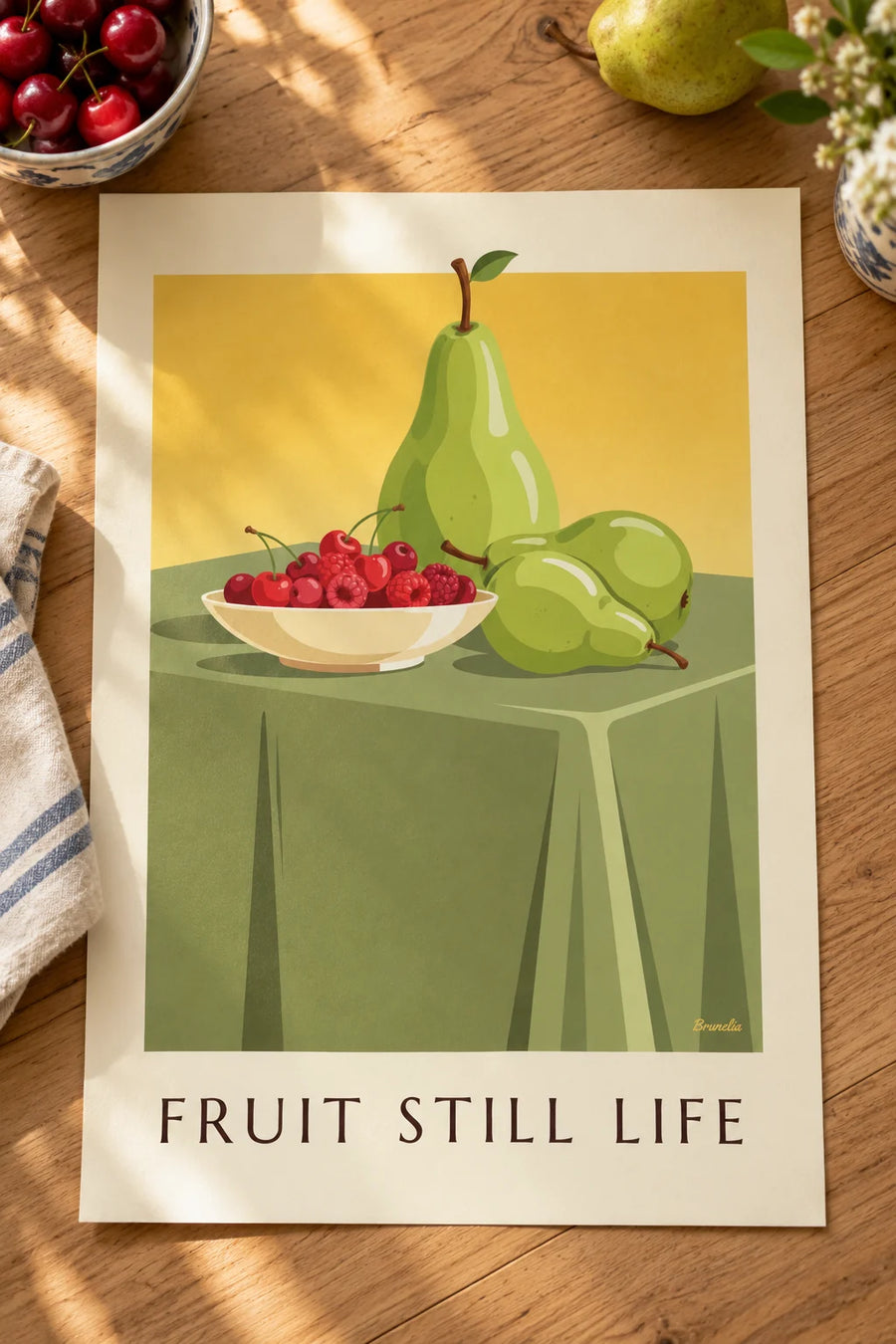 Affiche nature morte, bol de fruits rouges et poires : posée sur une table