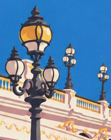 Les lampadaires en fonte noire aux globes ambrés, devant la balustrade du pont et le ciel bleu