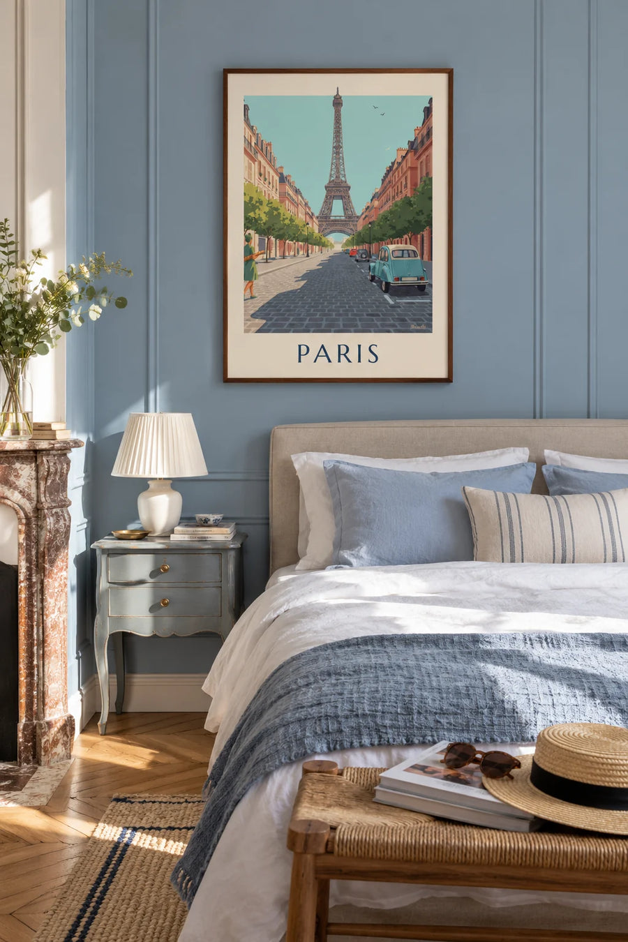 Affiche Citroën 2CV bleue dans une rue pavée face à la tour Eiffel : encadrée au mur