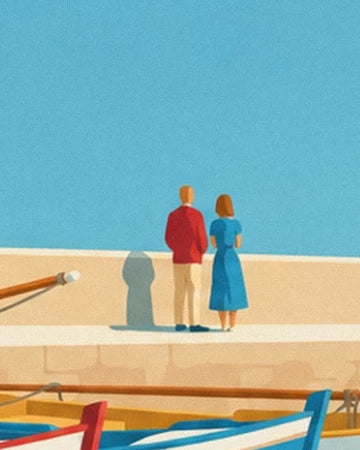 Un couple en veste rouge et robe bleue sur le quai, devant les pinasses