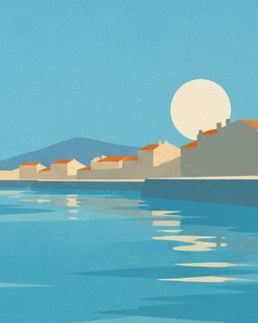 Les maisons aux toits orangés face au port, sous un grand disque de soleil pâle