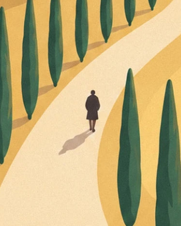 Une silhouette sombre et son ombre sur un chemin clair bordé de cyprès