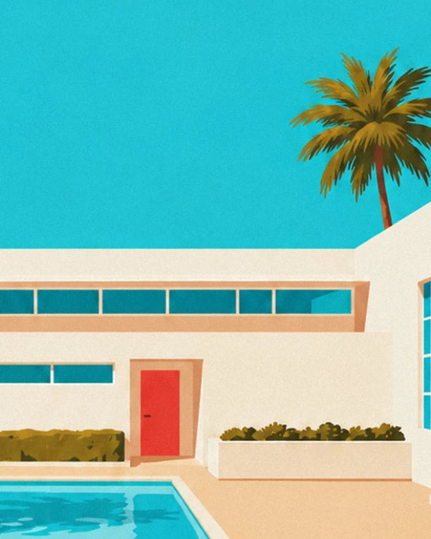 La façade blanche de la villa, sa porte rouge, ses haies et un palmier derrière