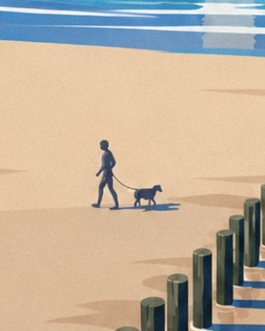 Une silhouette promenant un chien en laisse sur le sable, près des brise-lames
