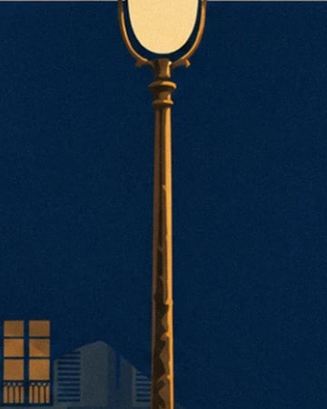 Le réverbère doré sur fond bleu nuit, près des fenêtres éclairées
