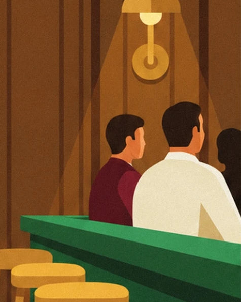 Clients de dos accoudés au comptoir vert, sous une applique dorée