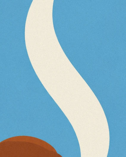 Une volute de vapeur crème sur fond bleu au-dessus d’un bord brun