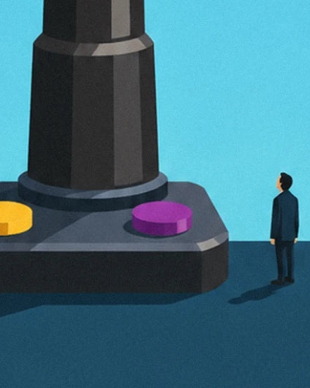 Un personnage face au socle géant du joystick, avec ses boutons jaune et violet